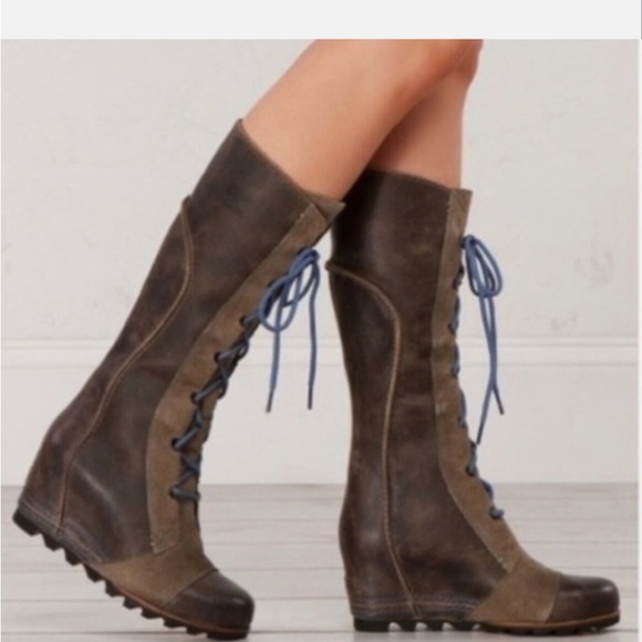 Stylish Lace-Up Boots with Blue Laces - Picture 8 of 8